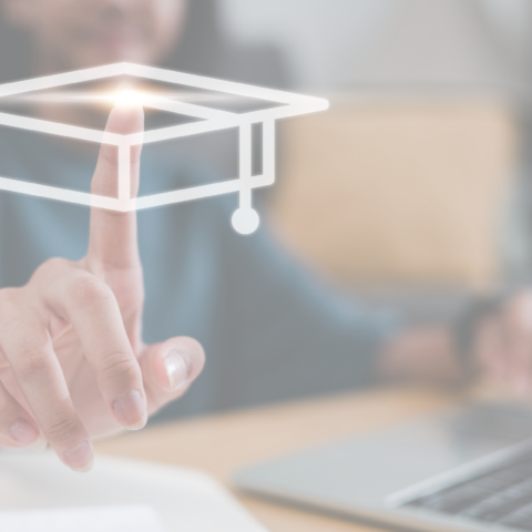 Eine unscharfe Person im Hintergrund tippt auf einem Laptop, während die Hand im Vordergrund ein leuchtendes holographisches Symbol einer Doktorhut in der Luft berührt, symbolisch für digitales Lernen und Online-Bildung.